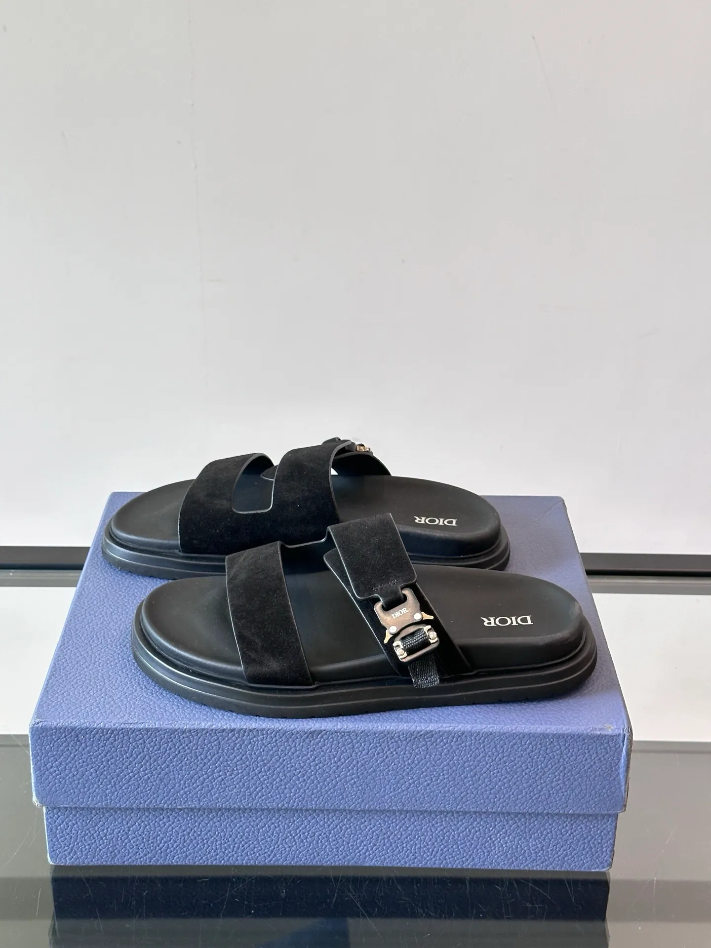Factory price: 300💰Dior Aqua men's sandals and slippers. Showcasing Dior haute couture design. The Dior gray suede strap is accented with an aluminum Dior buckle for added style. Paired with a comfortable tonal notch sole, they pair easily with shorts or jeans for a sophisticated look. Main body: suede cow leather, technical fabric lining: cow leather, with adjustable straps, aluminum Dior buckle, Dior gray EVA insole, tonal notch rubber outsole splicing structure👌👌 size: 38-44 (45.46 customized)